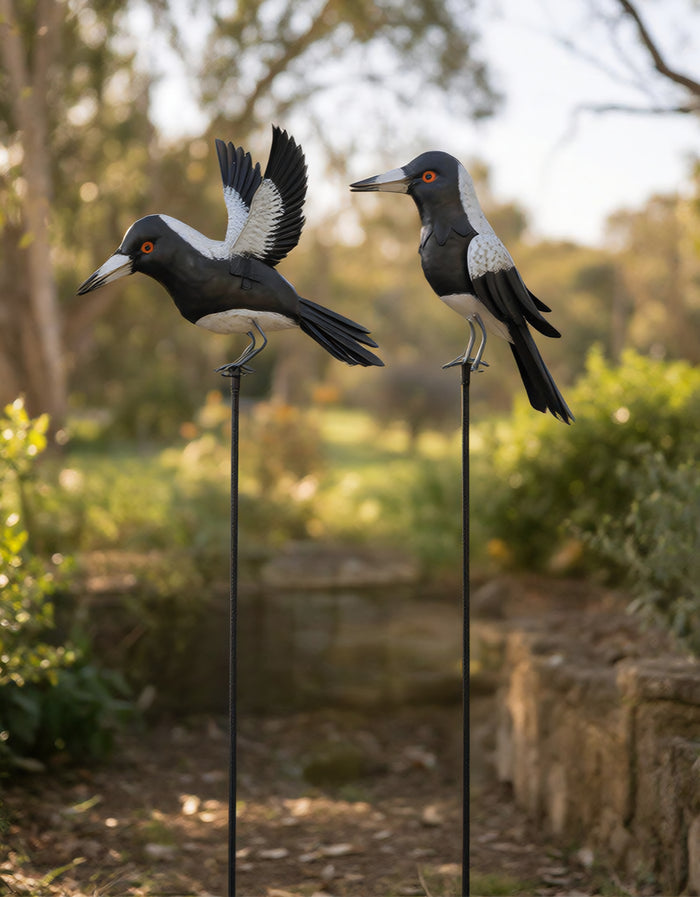2PC METAL MAGPIES ON STAKE