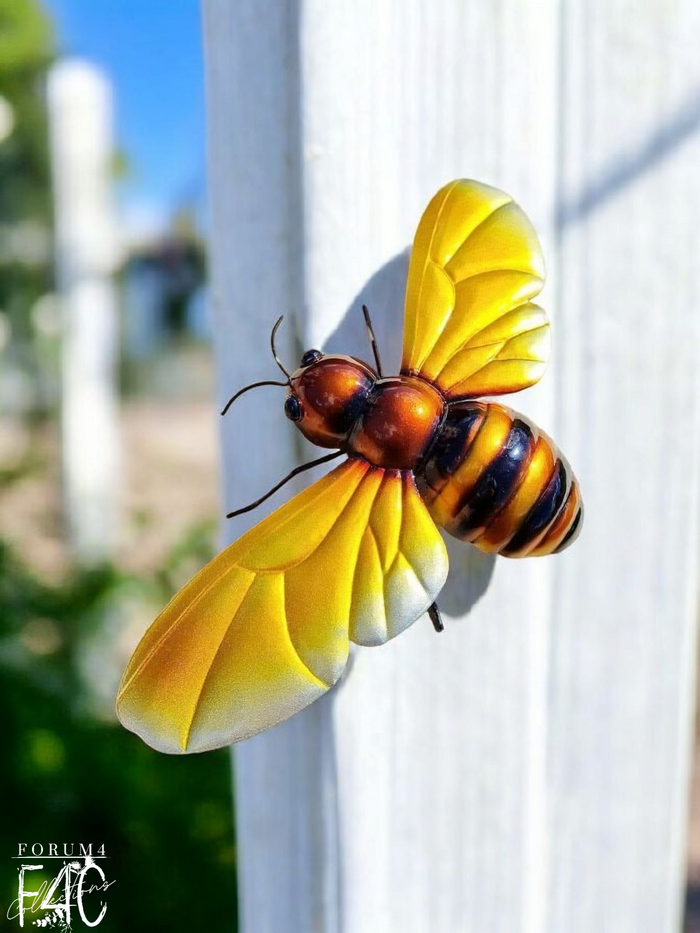 BUSY BEE METAL WALL DECOR