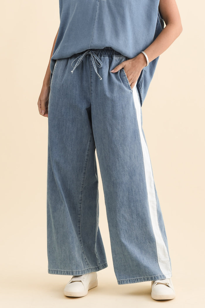 Callie Blue Contrast Denim Jogger Pants,Brunette model,alt text|model:MJ
