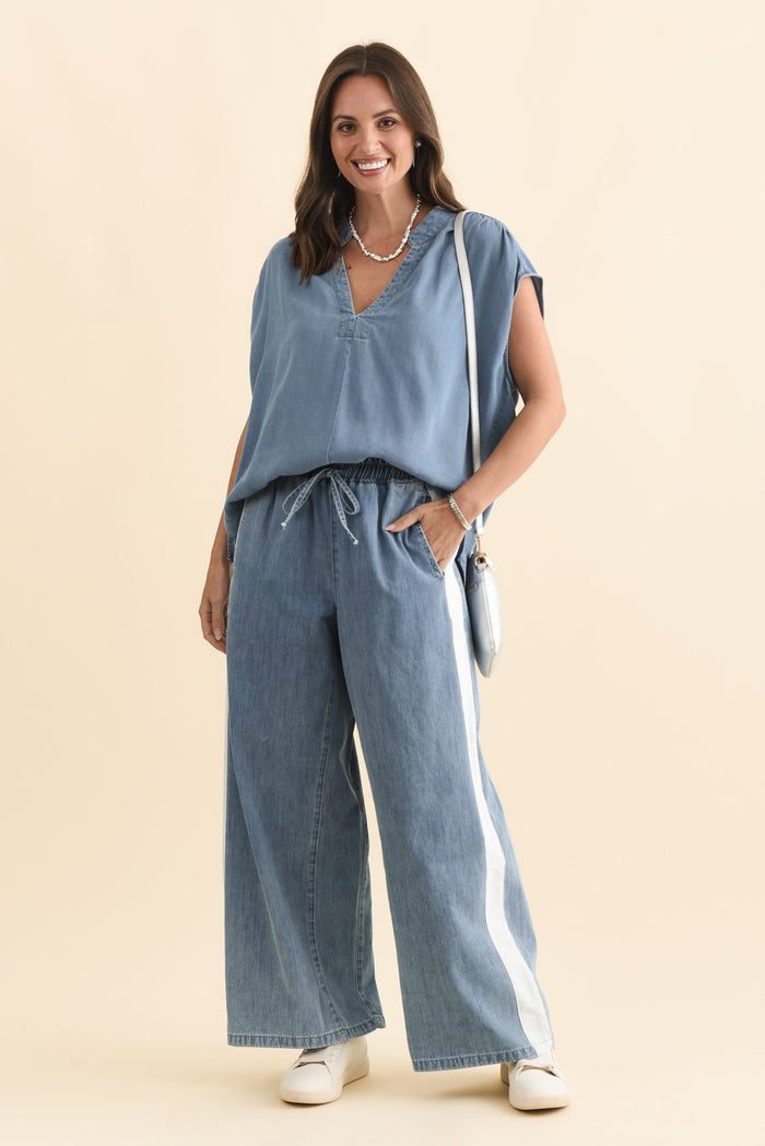 Callie Blue Contrast Denim Jogger Pants,Brunette model,alt text|model:MJ