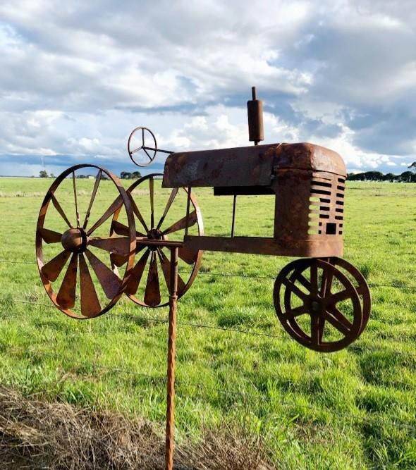 FARMYARD TRACTOR WIND SPINNER